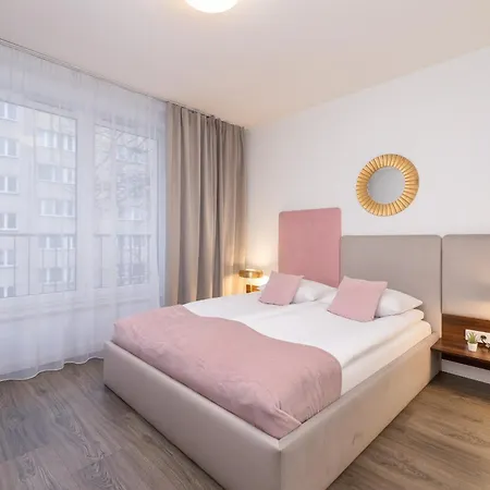 Blue And Green Apartment With Bright Pink Bedroom In Krakow By Noclegi Renters Esterno foto